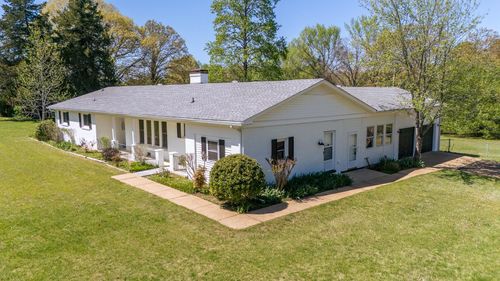 370 Bowen Dr, Savannah, TN, 38372-1493 | Card Image