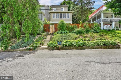 427 E Railroad St, NESQUEHONING, PA, 18240-1716 | Card Image