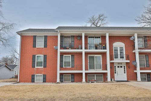 apt-2-909 W 1st St, Pella, IA, 50219-1440 | Card Image