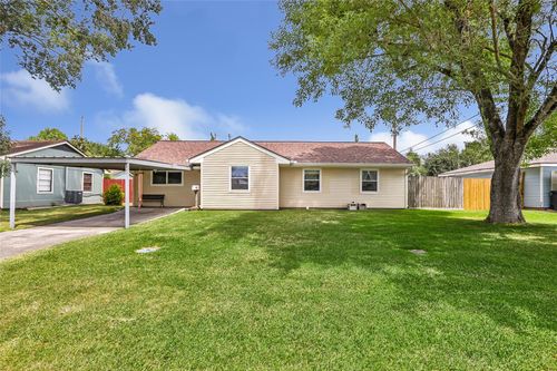 403 Piping Rock Dr, Highlands, TX, 77562-2637 | Card Image