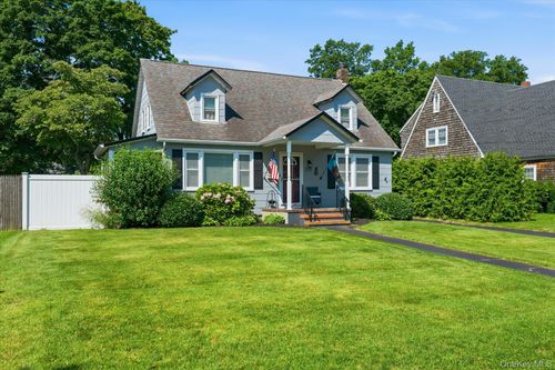 277 Howell Ave, Riverhead, NY, 11901-2517 | Card Image