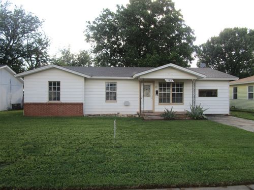 1112 Bishop Rd, Burkburnett, TX, 76354-3202 | Card Image