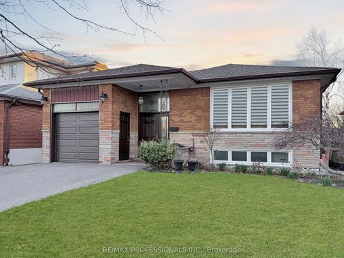 32 Sellmar Road, Etobicoke, ON, M9P3E6 | Card Image