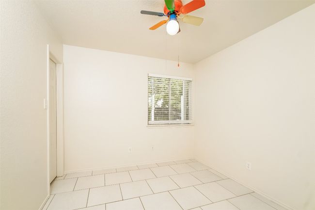 Unfurnished room with ceiling fan and baseboards | Image 17
