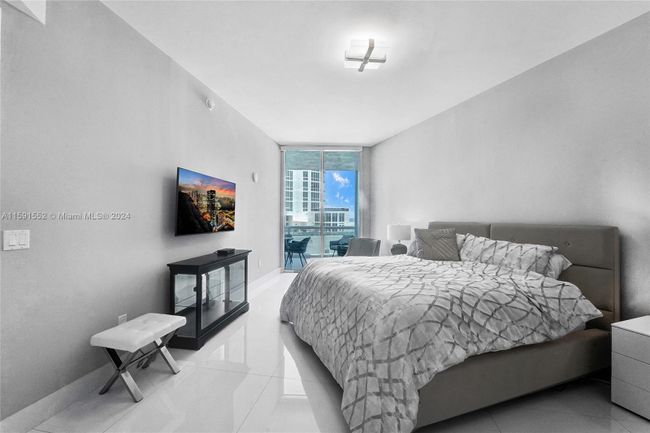 503 - 15811 Collins Ave, Condo with 3 bedrooms, 3 bathrooms and null parking in Sunny Isles Beach FL | Image 2