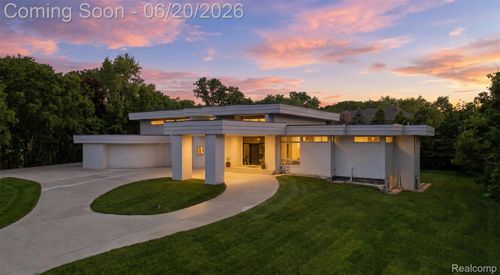 24696 Franklin Park Dr, Franklin, MI, 48025-1286 | Card Image