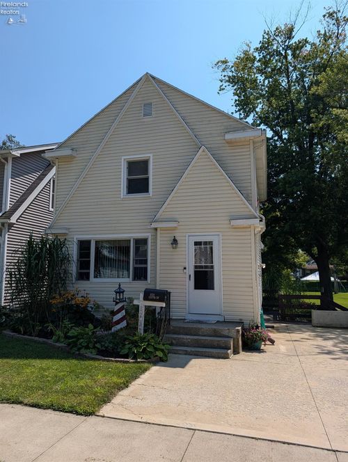 825 South St, Fremont, OH, 43420-3436 | Card Image