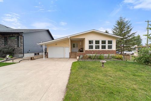 5012 53 St, Stettler, AB, T4K1A8 | Card Image