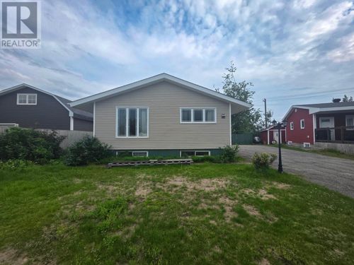 800 Balsam Cres, Labrador City, NL, A2V2N5 | Card Image