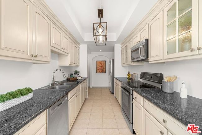 UNIT-406 - 318 N Maple Dr, Condo with 2 bedrooms, 3 bathrooms and 2 parking in Beverly Hills CA | Image 14