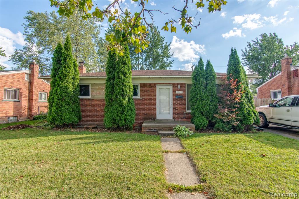 Pearl Ave, Warren, MI 48091