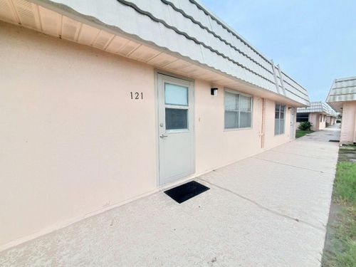 121-201 Bedford Trl, SUN CITY CENTER, FL, 33573-6055 | Card Image