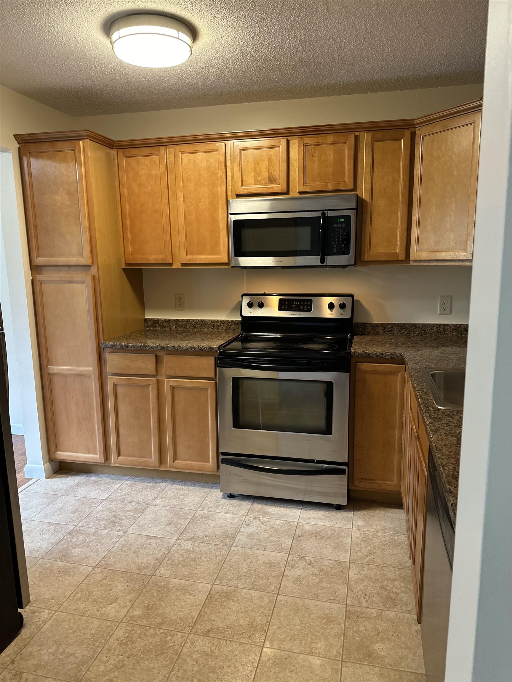 Hawthorne Cir, South Burlington, VT 05403