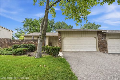 4238 Foxpointe Dr, West Bloomfield, MI, 48323-2610 | Card Image