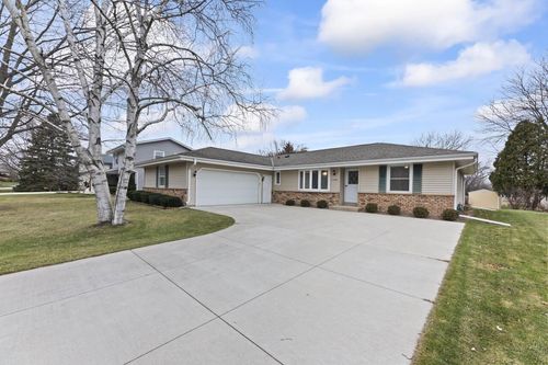 15340 W Mayflower Drive, New Berlin, WI, 53151 | Card Image