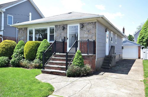 205 White Rd, Mineola, NY, 11501-2249 | Card Image