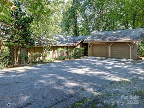 215 Estate Dr, Hendersonville, NC, 28739-6114 | Card Image
