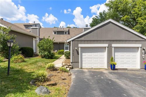 5743 London Ave, Kansas City, MO, 64151-2638 | Card Image