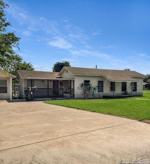 200 N Irvin St, Falls City, TX, 78113-3091 | Card Image