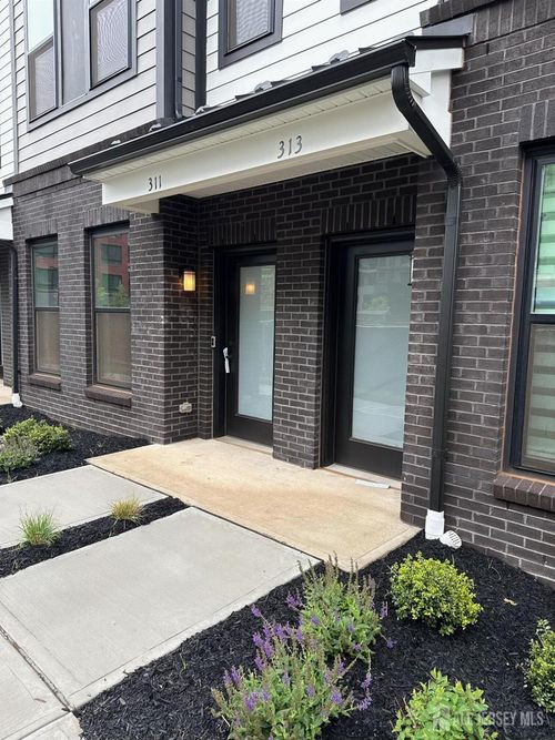 311 Sadie Cir, New Brunswick, NJ, 08901-5001 | Card Image