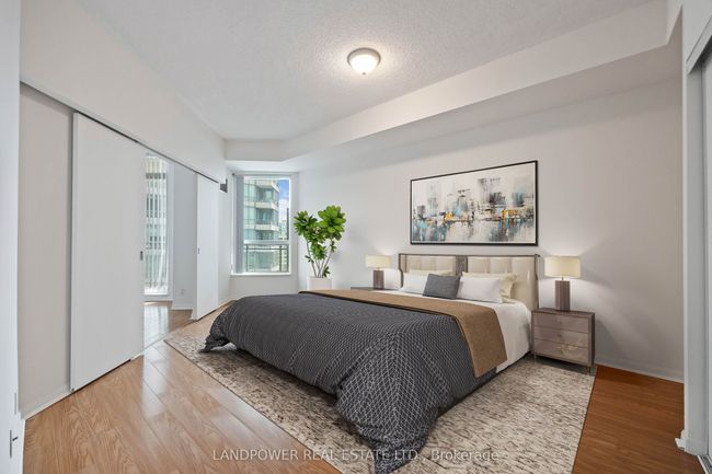 1017 - 230 Queens Quay W, Condo with 2 bedrooms, 1 bathrooms and null parking in Toronto ON | Image 5