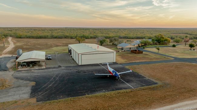 9239 Fm 133, Home with 7 bedrooms, 7 bathrooms and null parking in Cotulla TX | Image 8