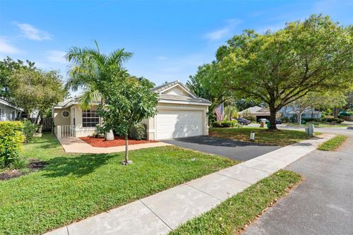 8895 Woodside Ct, Davie, FL, 33328 | Card Image