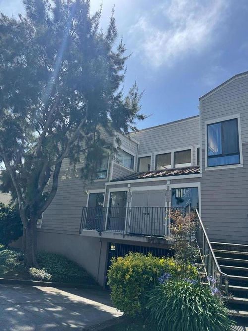 460 Pine Ave, Half Moon Bay, CA, 94019-1668 | Card Image