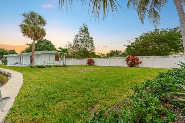 Large yard for a pool or expansion. | Image 54