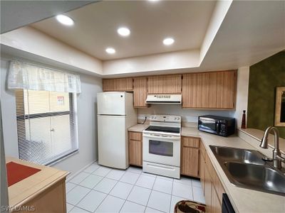 3 - 8534 Charter Club Circle, Condo with 2 bedrooms, 2 bathrooms and null parking in Fort Myers FL | Image 3