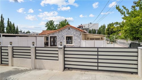 6917 Tyrone Ave, Van Nuys, CA, 91405-4011 | Card Image