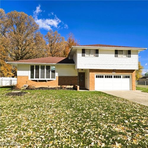 15510 Sandalhaven Dr, Middleburg Heights, OH, 44130-3572 | Card Image