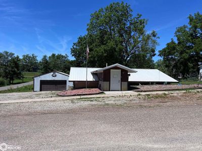 308 S Columbia Street, Home with 2 bedrooms, 1 bathrooms and 2 parking in Bloomfield IA | Image 2