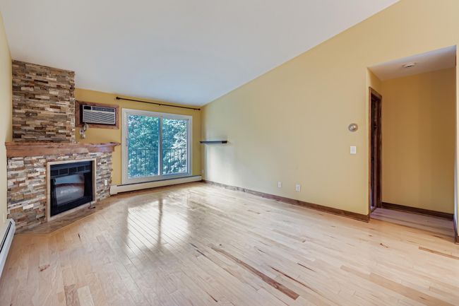 Living area with access to the balcony. | Image 10