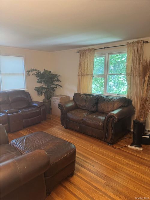 7 Dickinson Ave, E Northport, NY, 11731-1129 | Card Image