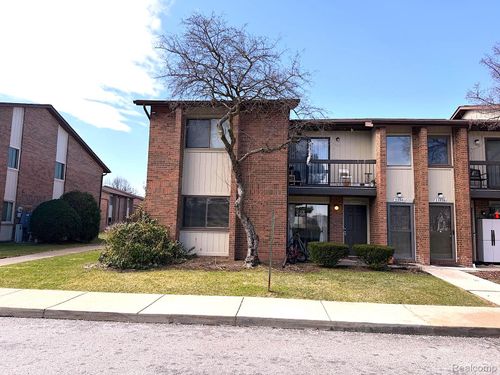 33537 Pondview Cir, Livonia, MI, 48152-1470 | Card Image