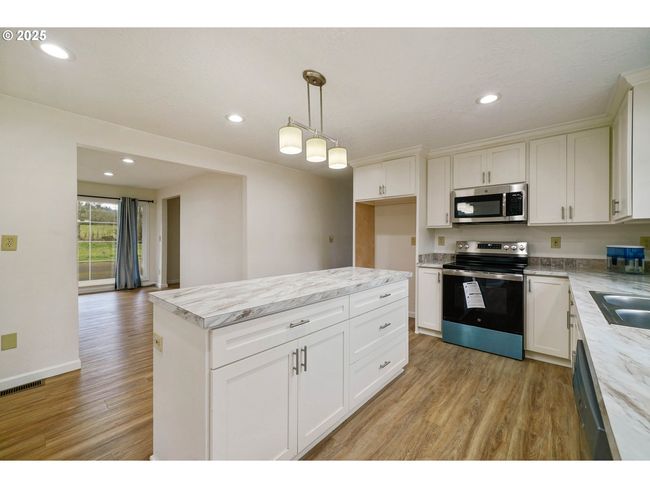 11224 Summit Loop Se, House other with 6 bedrooms, 6 bathrooms and 3 parking in Turner OR | Image 14