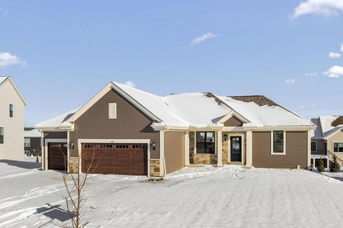 674 Mary Way, Slinger, WI, 53086-3204 | Card Image