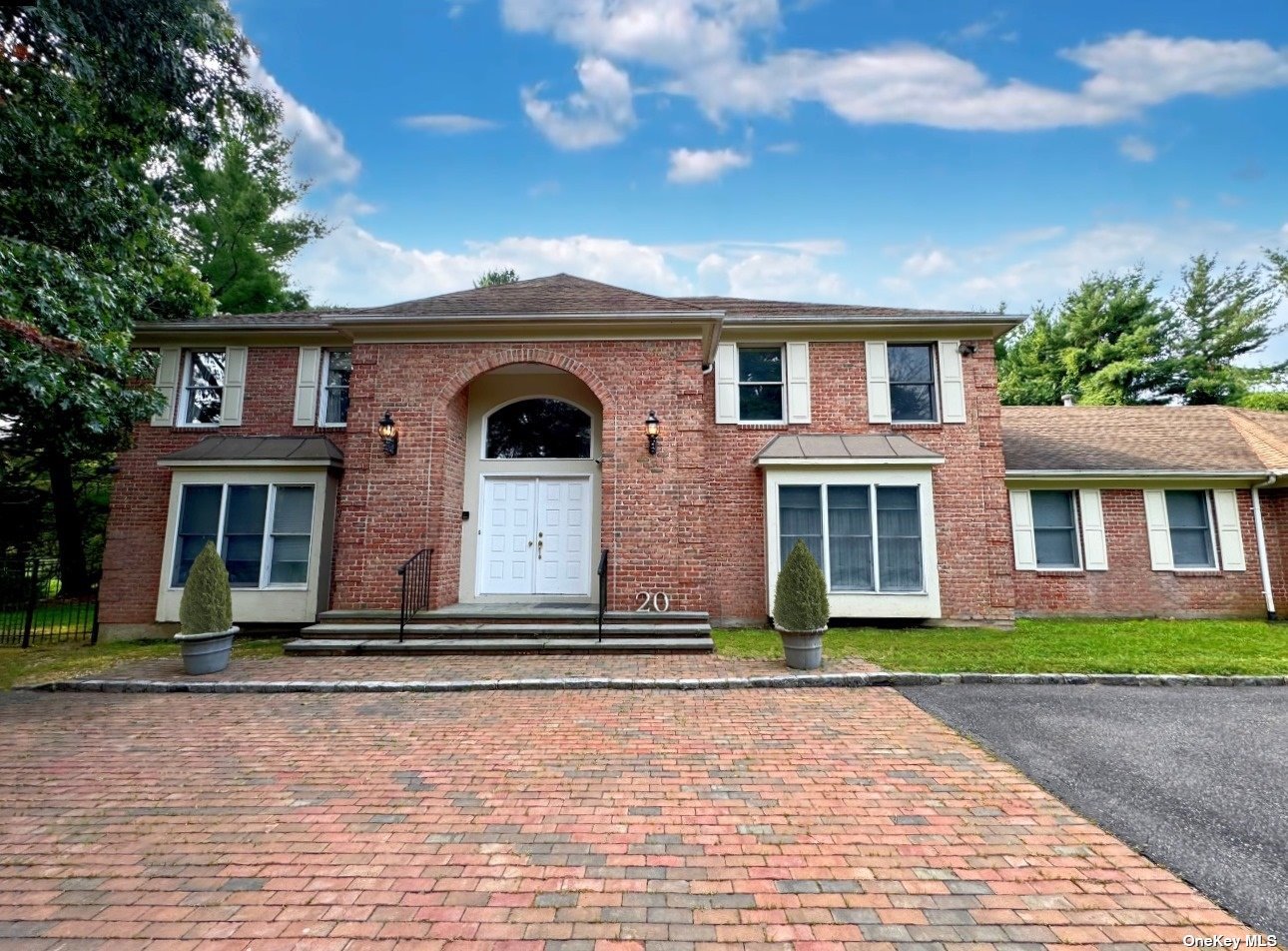 Carlisle Dr, Glen Head, NY 11545