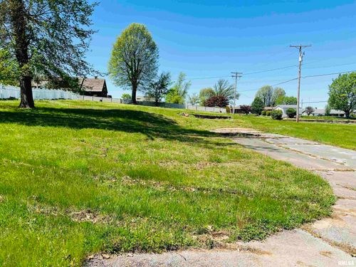 301 Country Club Ln, Harrisburg, IL, 62946-3019 | Card Image