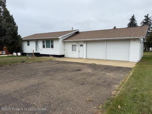 36 28th Ave Sw, Dickinson, ND, 58601-7220 | Card Image