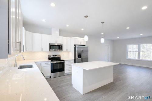 c2-24 Glen Rd, Sandy Hook, CT, 06482-1392 | Card Image