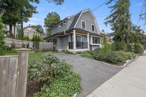 579 Centre St, Newton, MA, 02458-2300 | Card Image