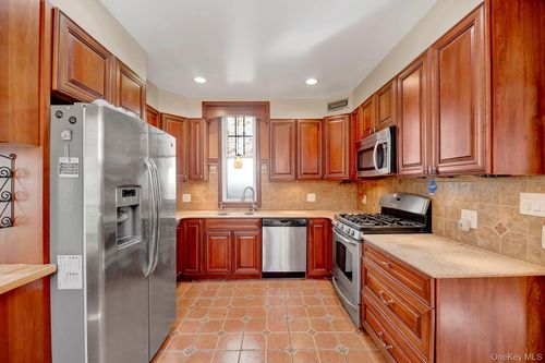 964 E 94th Street, New York, NY, 11236 | Card Image