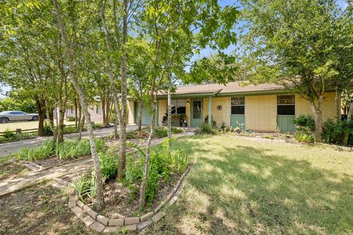 2803 Crestview St, Taylor, TX, 76574-3902 | Card Image