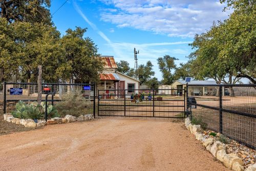 888 Dietrich Rd, Fredericksburg, TX, 78624-2656 | Card Image
