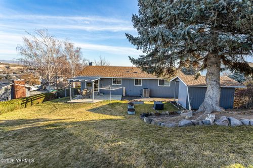 106 N 12th St, Selah, WA, 98942-1236 | Card Image