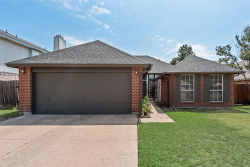 5209 Manhassett Dr, Arlington, TX, 76018-1967 | Card Image