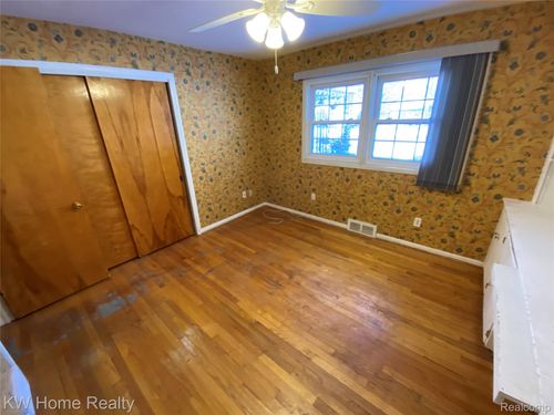 18635 San Diego Blvd, Lathrup Village, MI, 48076-3394 | Card Image