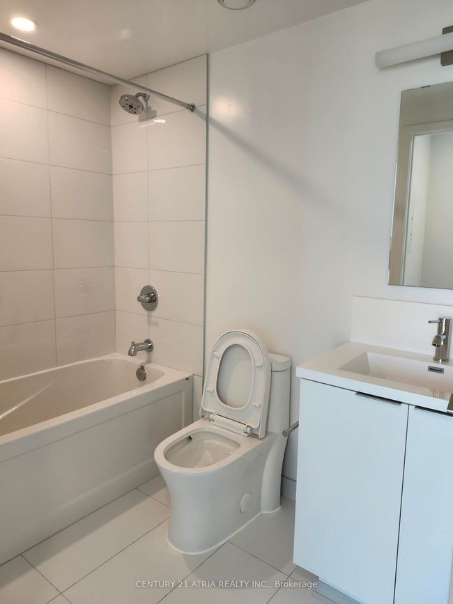 1602 - 238 Simcoe St, Condo with 1 bedrooms, 1 bathrooms and null parking in Toronto ON | Image 7
